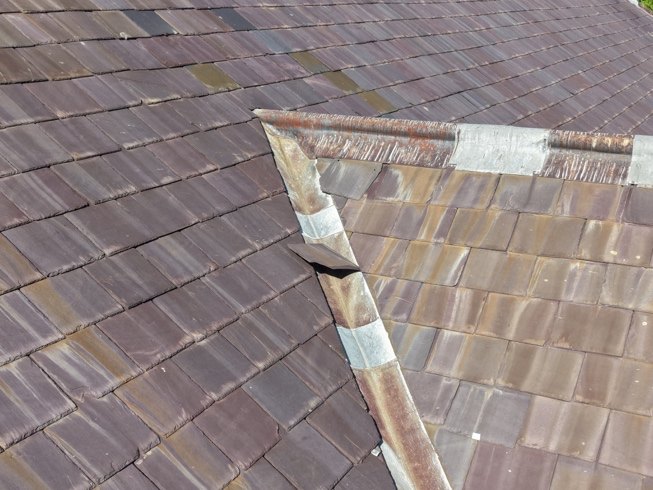 Lead valley between roof planes with abutting slates